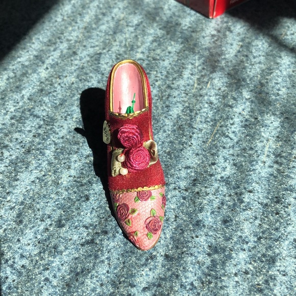 Carlton Cards Shoe ornament 2000 - Picture 3 of 11